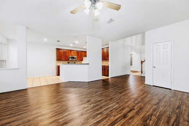 2032 Creek Shore Lane, Pearland, TX 77581