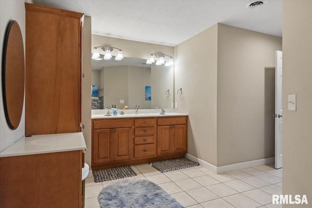 1600 E SPRUCE Street, Chatham, IL 62629