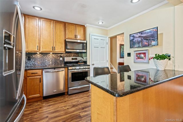 34 Glenbrook Road, Hicksville, NY 11801