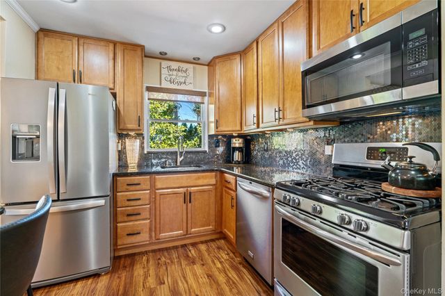 34 Glenbrook Road, Hicksville, NY 11801