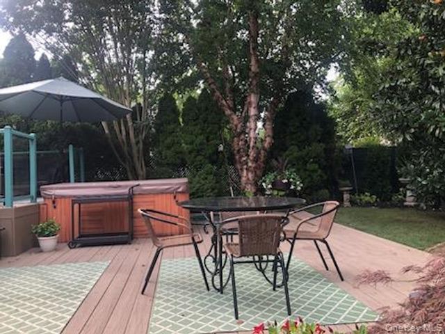 34 Glenbrook Road, Hicksville, NY 11801