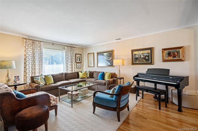 34 Glenbrook Road, Hicksville, NY 11801