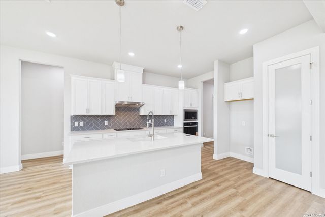 305 Venado Oaks, Castroville, TX 78009