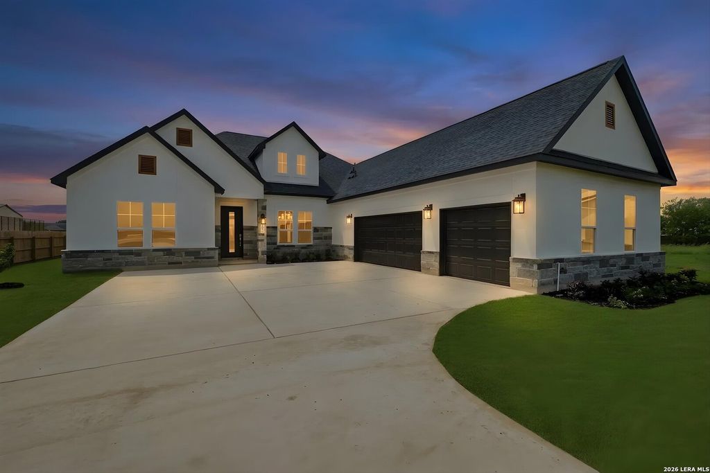 305 Venado Oaks, Castroville, TX 78009