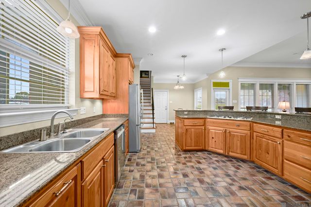 8385 Pin Oak Dr, Zachary, LA 70791