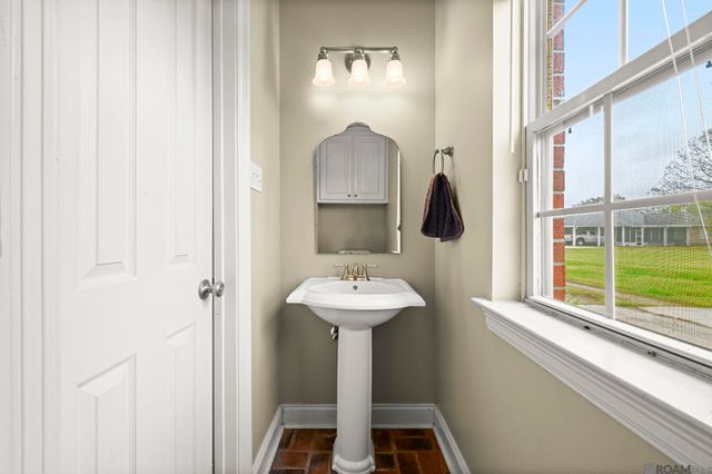 8385 Pin Oak Dr, Zachary, LA 70791