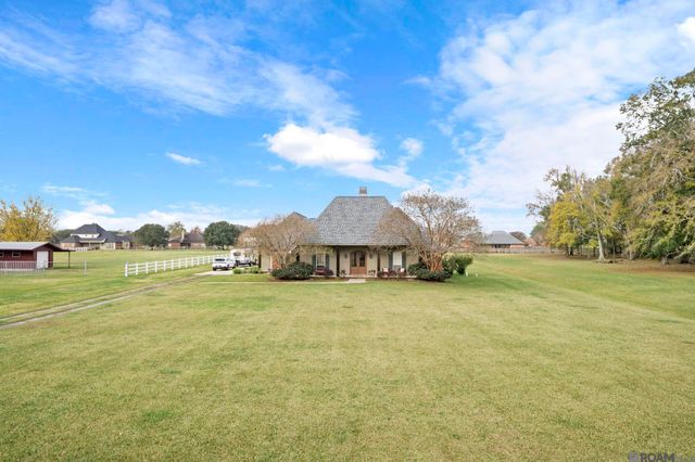 8385 Pin Oak Dr, Zachary, LA 70791