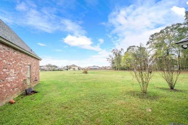 8385 Pin Oak Dr, Zachary, LA 70791