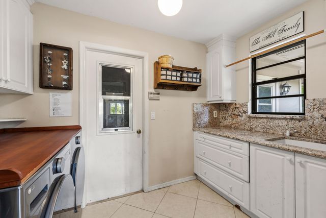 8015 SE Trenton Avenue, Hobe Sound, FL 33455