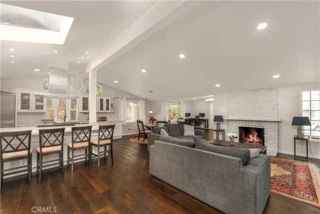 5708 Mcdonie Avenue, Woodland Hills, CA 91367