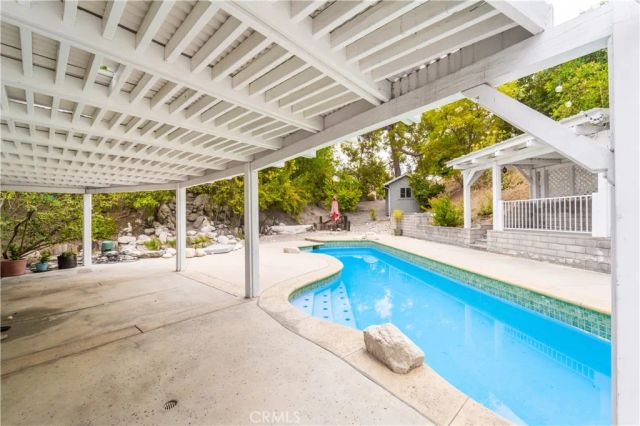 5708 Mcdonie Avenue, Woodland Hills, CA 91367