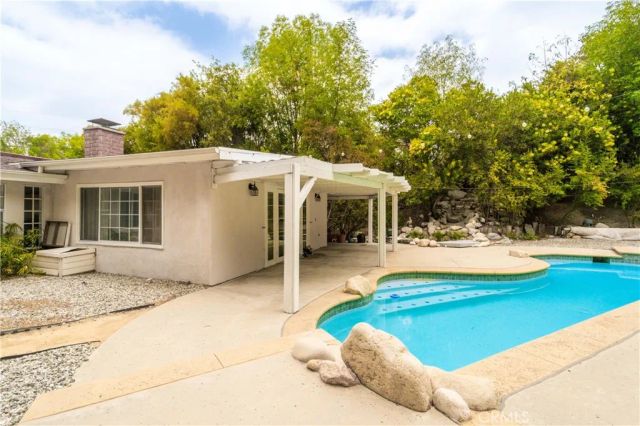 5708 Mcdonie Avenue, Woodland Hills, CA 91367