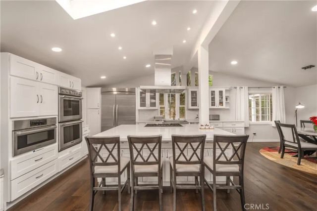 5708 Mcdonie Avenue, Woodland Hills, CA 91367