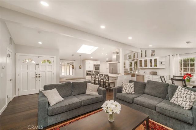 5708 Mcdonie Avenue, Woodland Hills, CA 91367