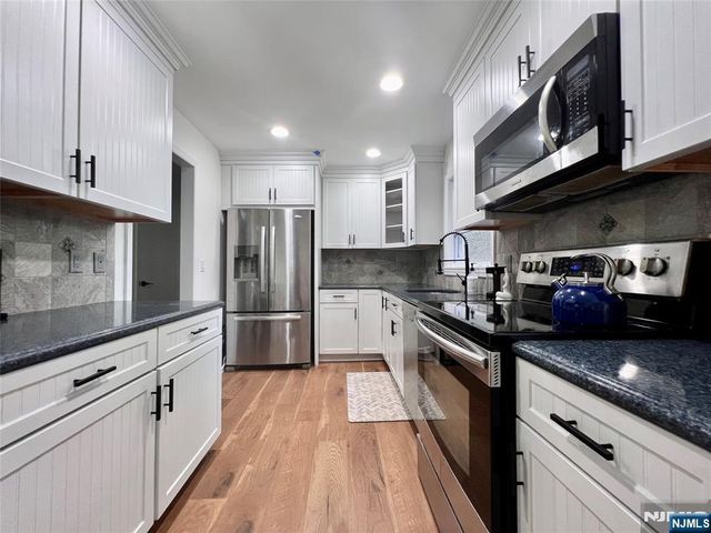 85 Lakeshore Drive, Oakland, NJ 07436