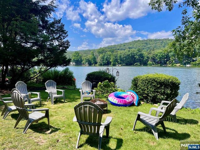 85 Lakeshore Drive, Oakland, NJ 07436