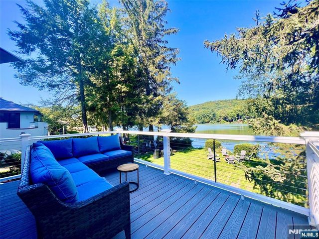 85 Lakeshore Drive, Oakland, NJ 07436
