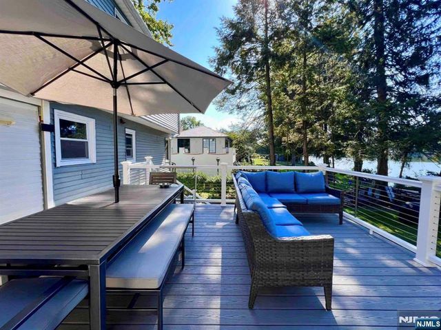 85 Lakeshore Drive, Oakland, NJ 07436