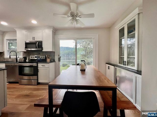 85 Lakeshore Drive, Oakland, NJ 07436