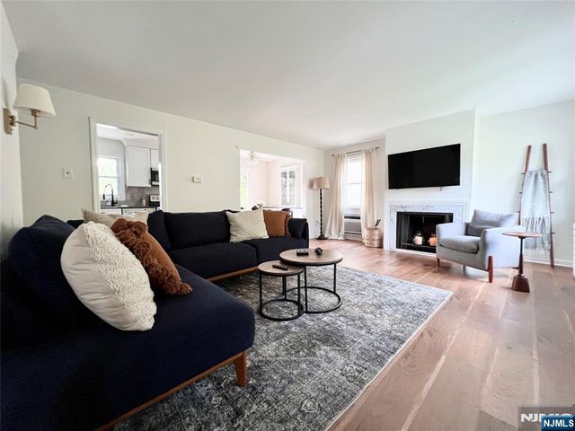 85 Lakeshore Drive, Oakland, NJ 07436