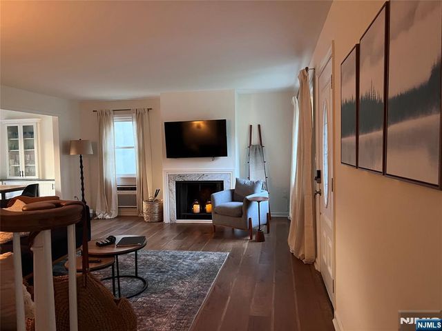 85 Lakeshore Drive, Oakland, NJ 07436