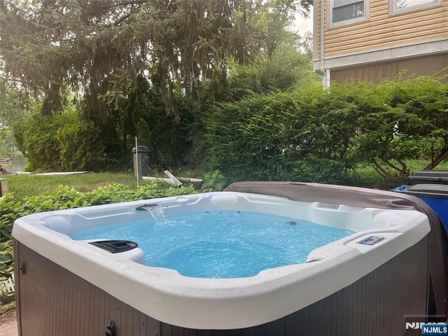 85 Lakeshore Drive, Oakland, NJ 07436