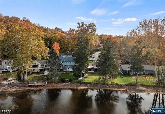 85 Lakeshore Drive, Oakland, NJ 07436