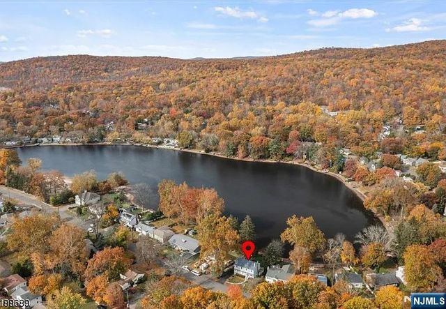85 Lakeshore Drive, Oakland, NJ 07436