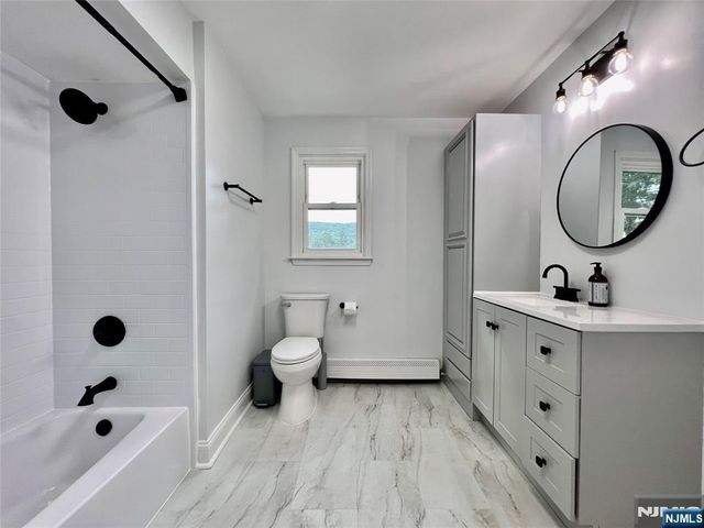 85 Lakeshore Drive, Oakland, NJ 07436