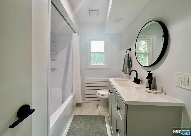85 Lakeshore Drive, Oakland, NJ 07436