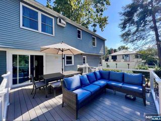 85 Lakeshore Drive, Oakland, NJ 07436
