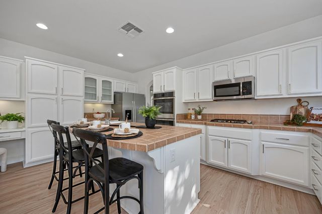 820 Travis St, Folsom, CA 95630