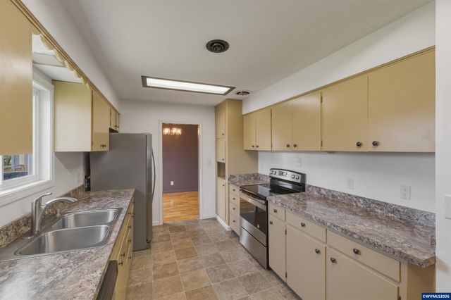 1137 N 4th St, Stayton, OR 97383