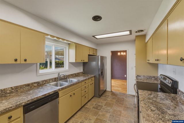1137 N 4th St, Stayton, OR 97383