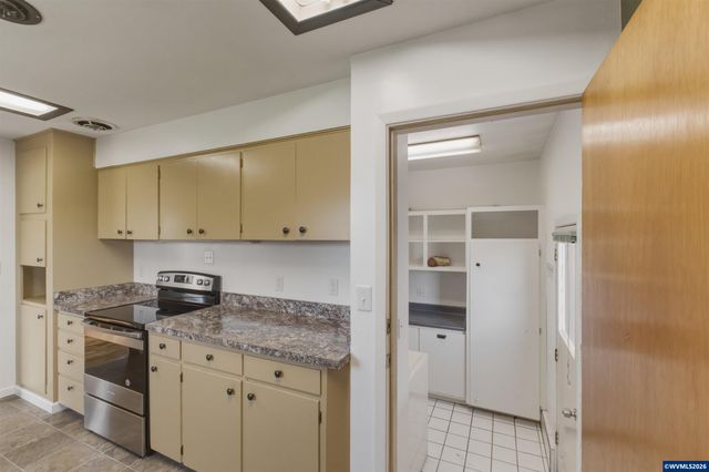 1137 N 4th St, Stayton, OR 97383