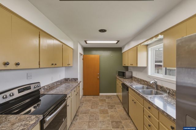 1137 N 4th St, Stayton, OR 97383