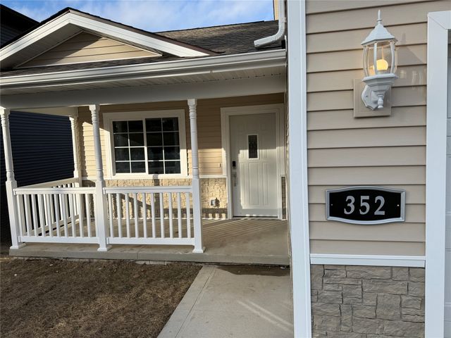 352 E Pleasant View Drive, Des Moines, IA 50315