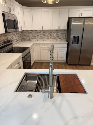 352 E Pleasant View Drive, Des Moines, IA 50315