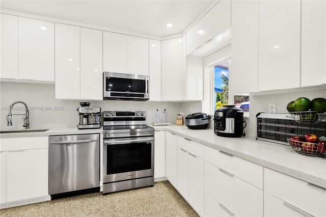 10100 Nicaragua Dr, Cutler Bay, FL 33189