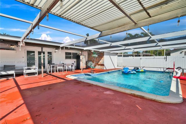 10100 Nicaragua Dr, Cutler Bay, FL 33189