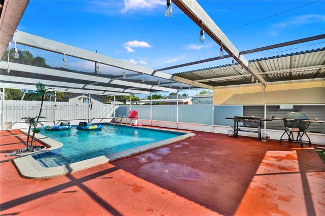 10100 Nicaragua Dr, Cutler Bay, FL 33189