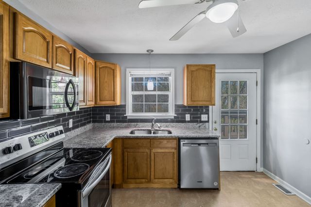 106 Hampton Dr, La Vergne, TN 37086