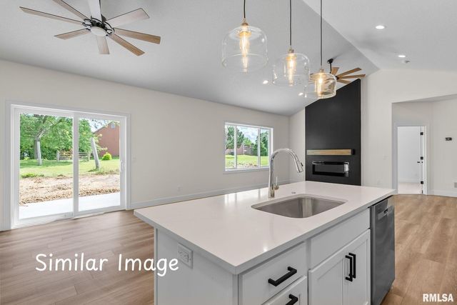 4743 WILLOW Circle, Davenport, IA 52806