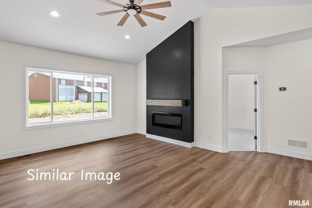 4743 WILLOW Circle, Davenport, IA 52806