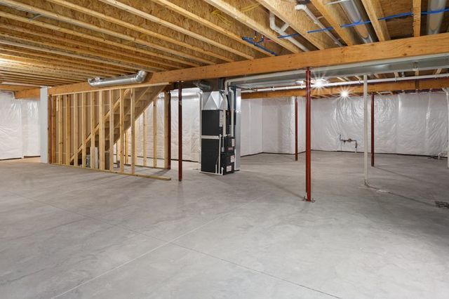 4743 WILLOW Circle, Davenport, IA 52806