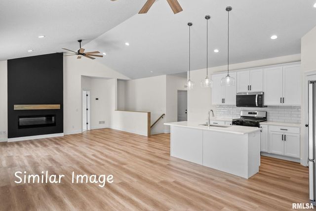 4743 WILLOW Circle, Davenport, IA 52806