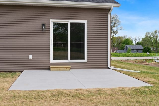 4743 WILLOW Circle, Davenport, IA 52806