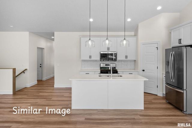 4743 WILLOW Circle, Davenport, IA 52806