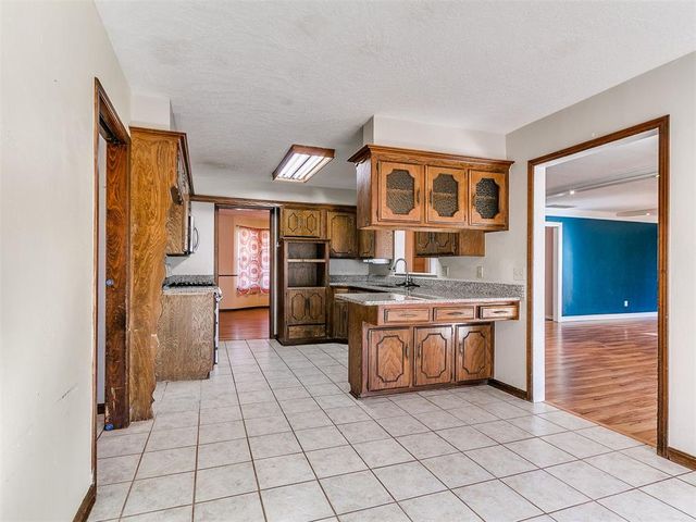 6304 Lansbrook Lane, Oklahoma City, OK 73132