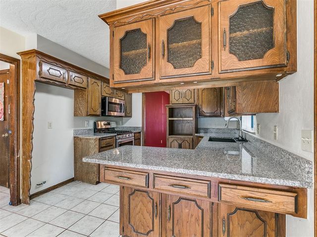 6304 Lansbrook Lane, Oklahoma City, OK 73132